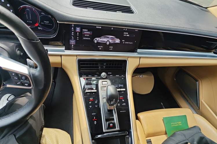 Used Porsche Panamera 2019 Panamera 4 Executive Long Wheelbase 2.9T Audio And AC Panel