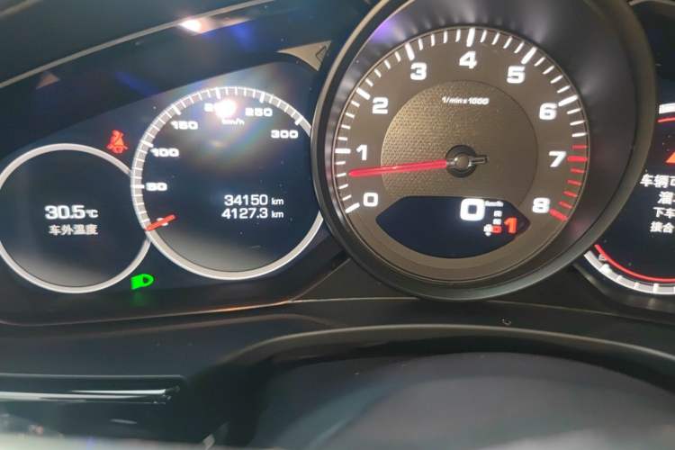 Used Porsche Panamera 2019 Panamera 2.9T Odometer Close Up