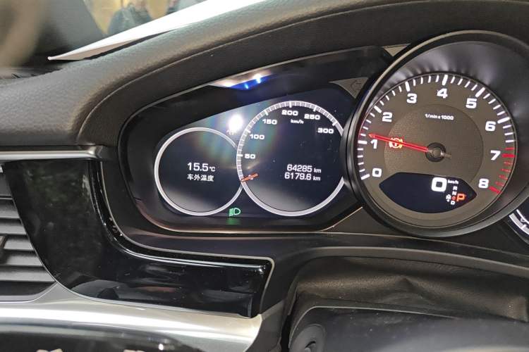 Used Porsche Panamera 2019 Panamera 2.9T Odometer Close Up