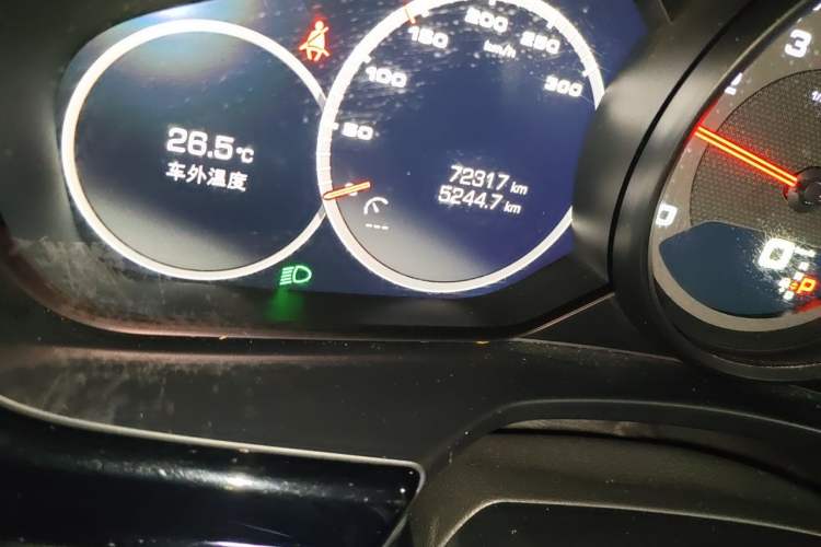 Used Porsche Panamera 2019 Panamera 2.9T Odometer Close Up