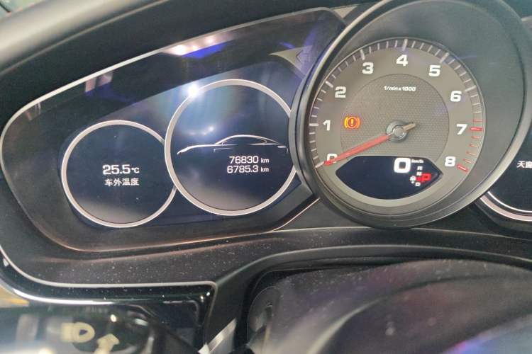 Used Porsche Panamera 2019 Panamera 2.9T Odometer Close Up