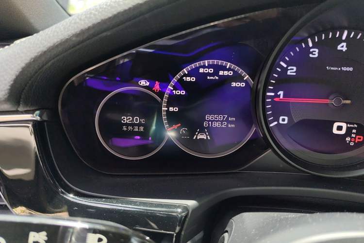 Used Porsche Panamera 2020 Panamera 10th Anniversary Edition 2.9T Odometer Close Up