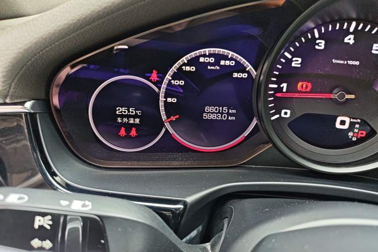 Used Porsche Panamera 2021 Panamera 2.9T Odometer Close Up