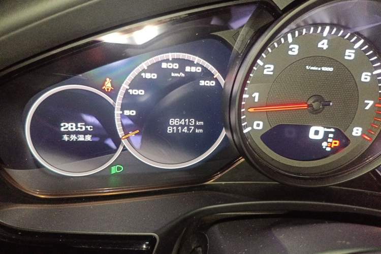 Used Porsche Panamera 2021 Panamera 2.9T Odometer Close Up