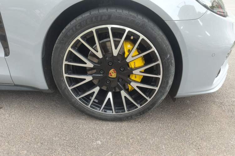 Used Porsche Panamera 2021 Panamera Executive Long Wheelbase 2.9T Right Front Wheel Hub