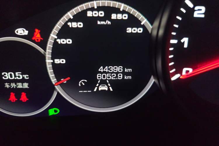 Used Porsche Panamera 2021 Panamera 2.9T Odometer Close Up