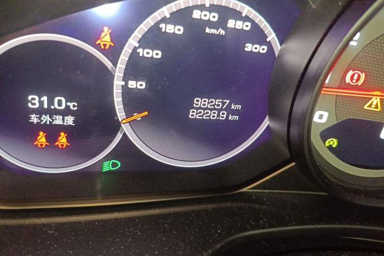 Used Porsche Panamera 2021 Panamera 2.9T Odometer Close Up