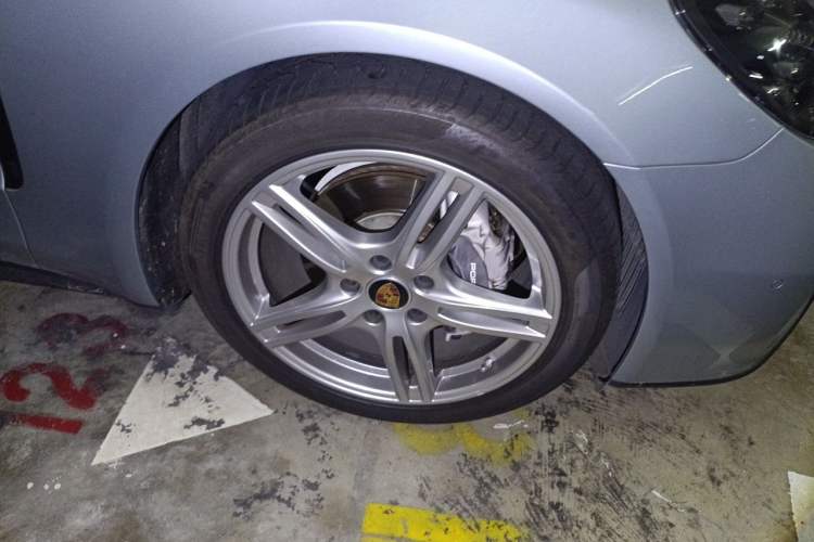 Used Porsche Panamera 2021 Panamera 2.9T Right Front Wheel Hub