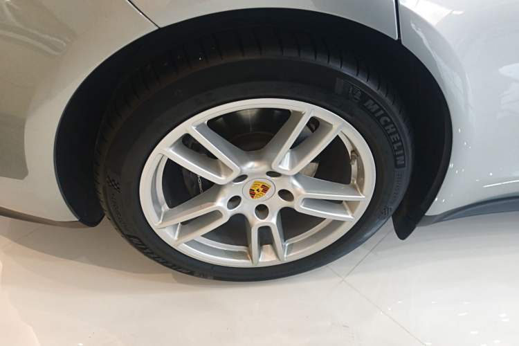 Used Porsche Panamera 2021 Panamera 2.9T Right Rear Wheel Hub