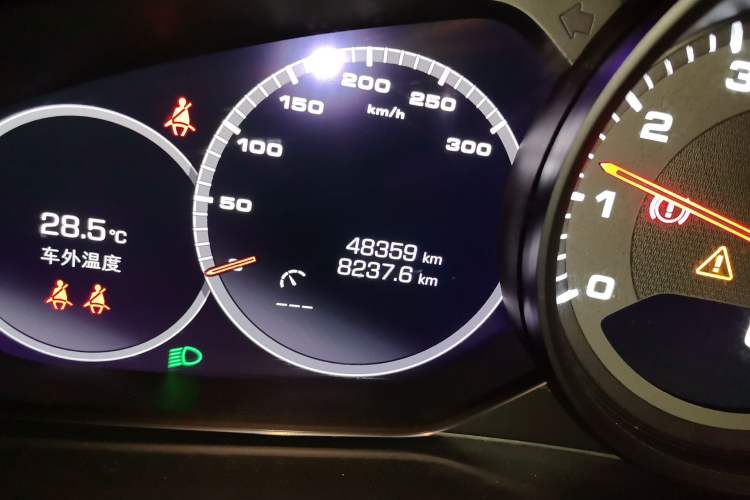 Used Porsche Panamera 2021 Panamera 2.9T Odometer Close Up