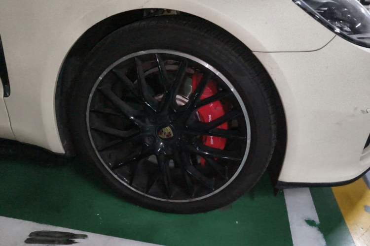 Used Porsche Panamera 2021 Panamera GTS 4.0T Right Front Wheel Hub