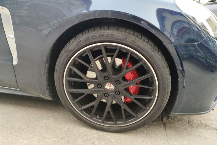 Used Porsche Panamera 2022 Panamera Executive Long Wheelbase Platinum Edition 2.9T Right Front Wheel Hub