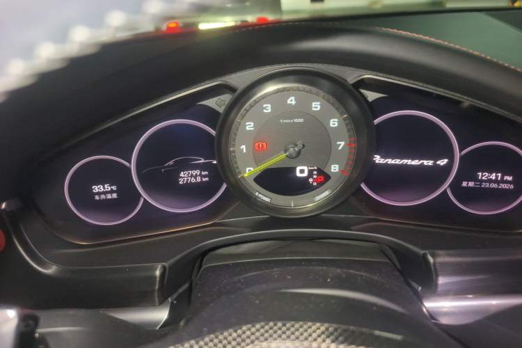 Used Porsche Panamera 2022 Panamera 4 E-Hybrid Platinum Edition 2.9T Odometer Close Up
