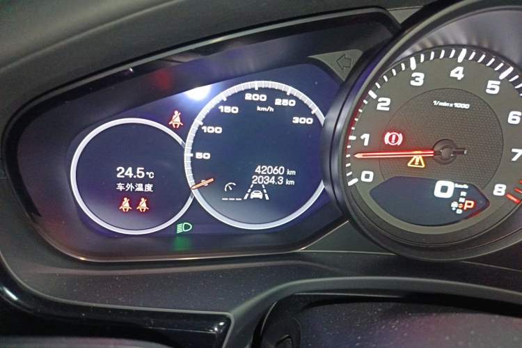 Used Porsche Panamera 2022 Panamera 2.9T Odometer Close Up