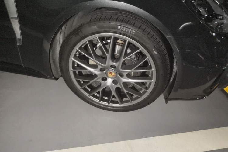 Used Porsche Panamera 2022 Panamera Executive Long Wheelbase Platinum Edition 2.9T Right Front Wheel Hub