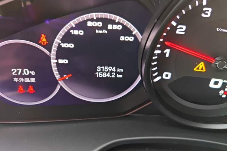 Used Porsche Panamera 2022 Panamera 2.9T Odometer Close Up