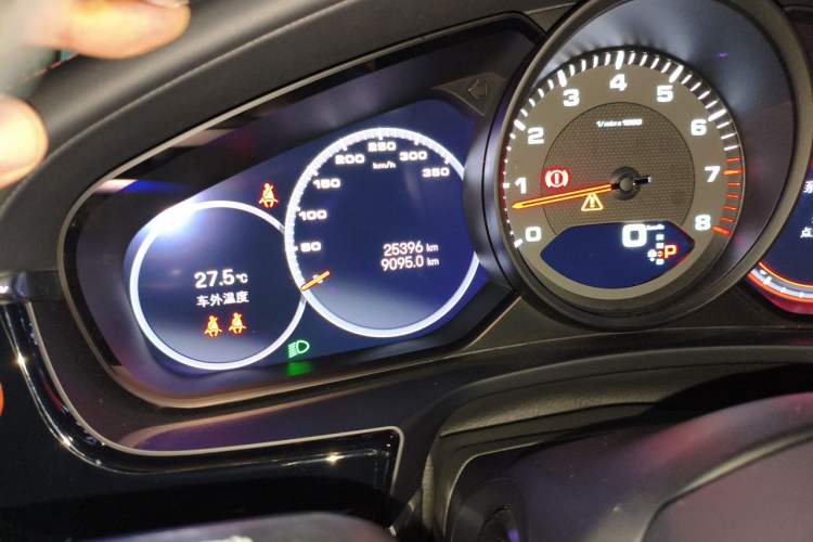 Used Porsche Panamera 2022 Panamera 2.9T Odometer Close Up