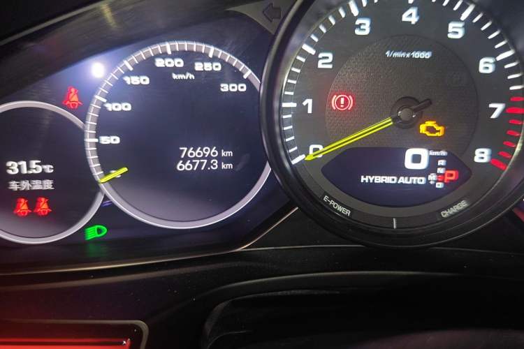 Used Porsche Panamera 2022 Panamera 4 E-Hybrid Platinum Edition 2.9T Odometer Close Up