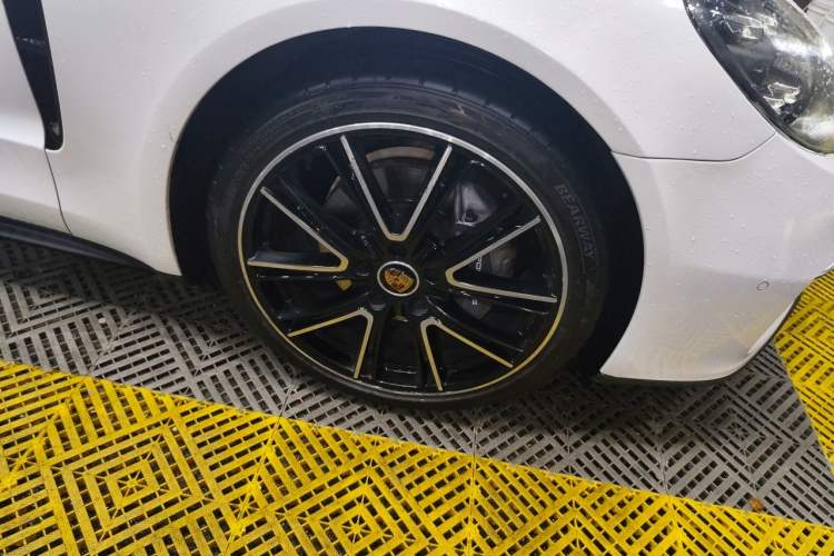 Used Porsche Panamera 2022 Panamera 2.9T Platinum Edition Right Front Wheel Hub