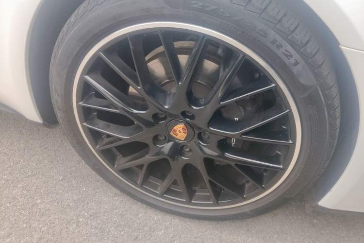 Used Porsche Panamera 2022 Panamera Executive Long Wheelbase Platinum Edition 2.9T Right Front Wheel Hub