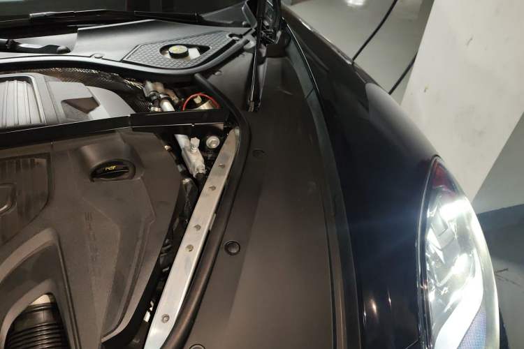 Used Porsche Panamera 2023-Year Restyled Panamera Executive Extended Platinum Edition 2.9T Engine Bay Left