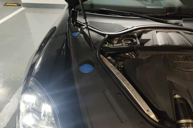 Used Porsche Panamera 2023-Year Restyled Panamera Executive Extended Platinum Edition 2.9T Engine Bay Right