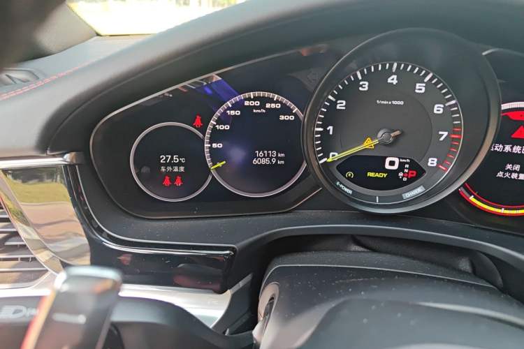 Used Porsche Panamera 2023 Panamera 4 E-Hybrid 2.9T Odometer Close Up