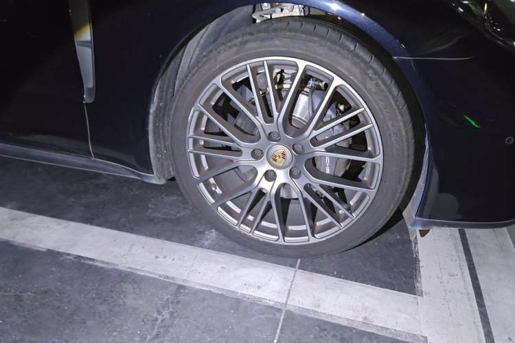 Used Porsche Panamera 2023 Restyled Panamera 4 Executive Extended Platinum Edition 2.9T Right Front Wheel Hub