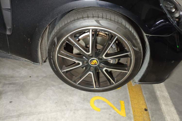 Used Porsche Panamera 2023 Restyled Panamera 4 Executive Extended Platinum Edition 2.9T Right Front Wheel Hub