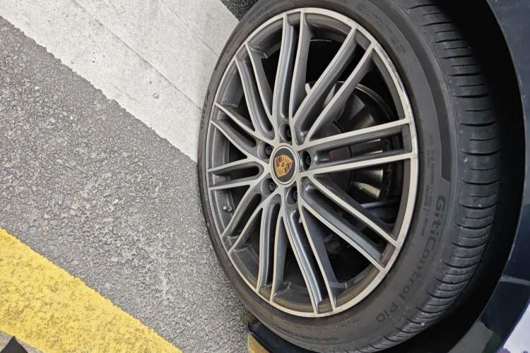 Used Porsche Panamera 2023 Facelifted Panamera 2.9T Platinum Edition Right Front Wheel Hub