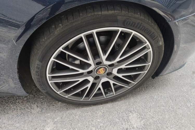 Used Porsche Panamera 2023-Year Restyled Panamera Executive Extended Platinum Edition 2.9T Right Front Wheel Hub