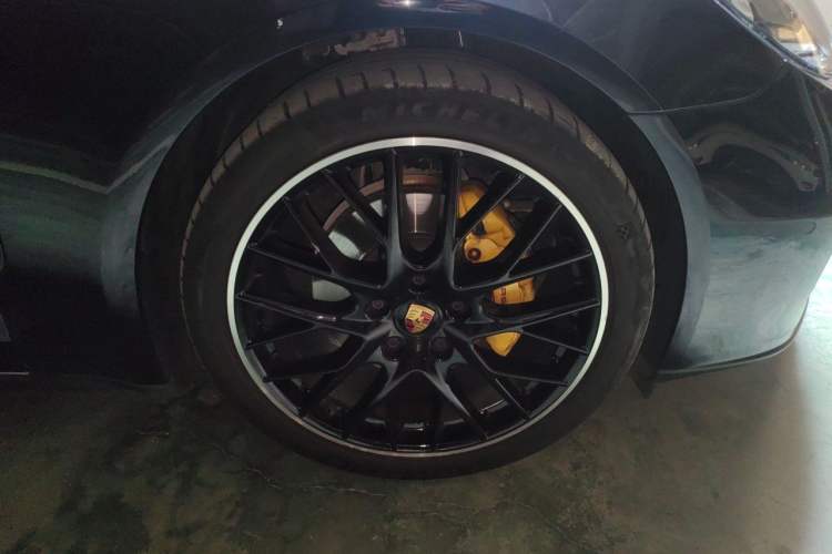 Used Porsche Panamera 2023-Year Restyled Panamera Executive Extended Platinum Edition 2.9T Right Front Wheel Hub