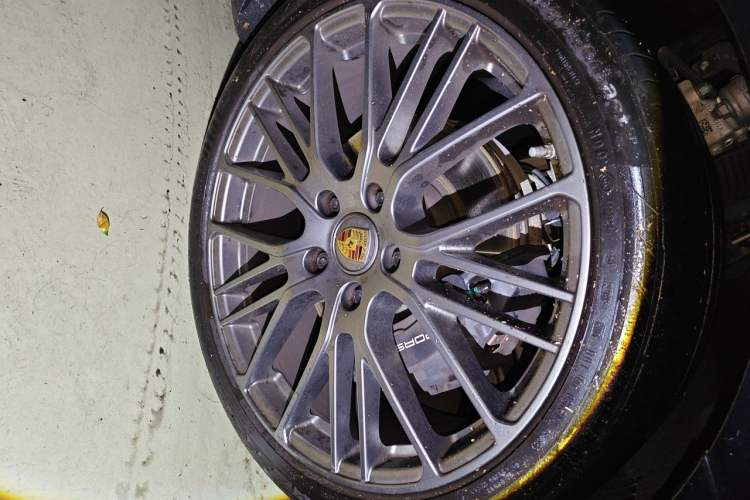 Used Porsche Panamera 2023 Facelifted Panamera 2.9T Platinum Edition Right Front Wheel Hub