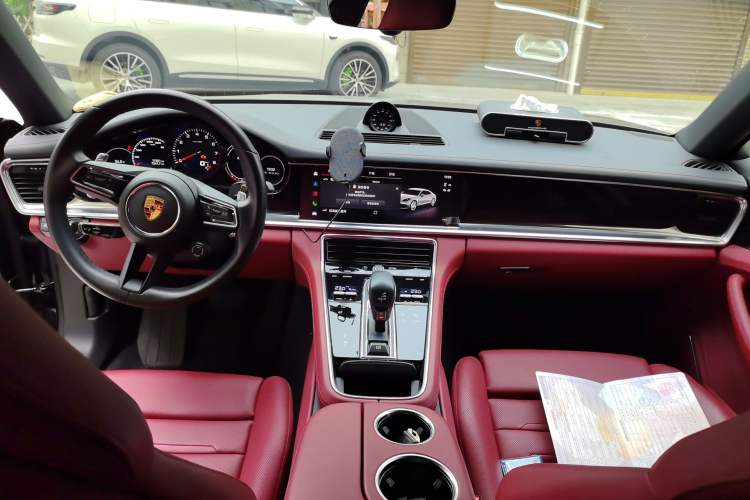 Used Porsche Panamera 2023 Restyled Panamera 4 Executive Extended Platinum Edition 2.9T Center Console