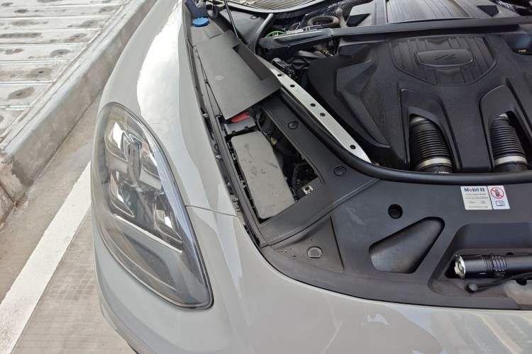 Used Porsche Panamera 2023-Year Restyled Panamera Executive Extended Platinum Edition 2.9T Engine Bay Right