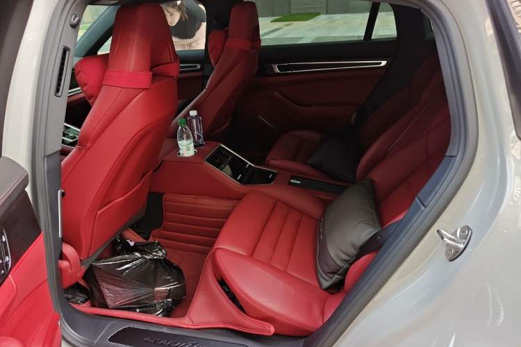 Used Porsche Panamera 2023-Year Restyled Panamera Executive Extended Platinum Edition 2.9T Left Rear Seat
