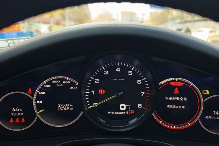 Used Porsche Panamera 2023-Year Restyled Panamera 4 E-Hybrid Platinum Edition 2.9T Odometer Close Up