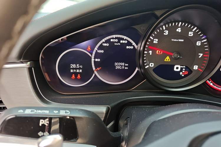 Used Porsche Panamera 2023-Year Restyled Panamera Executive Extended Platinum Edition 2.9T Odometer Close Up