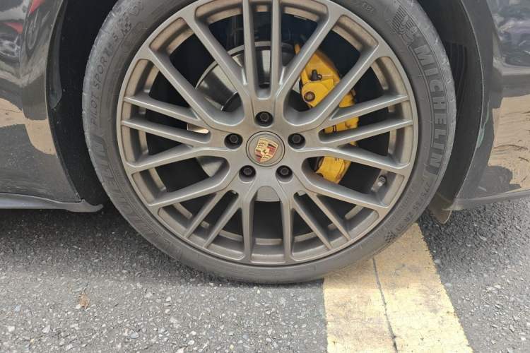Used Porsche Panamera 2023-Year Restyled Panamera Executive Extended Platinum Edition 2.9T Right Front Wheel Hub