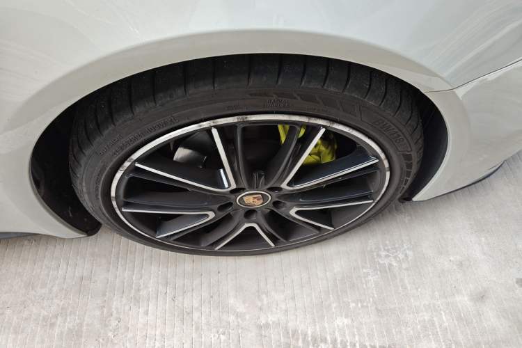Used Porsche Panamera 2023-Year Restyled Panamera Executive Extended Platinum Edition 2.9T Right Front Wheel Hub