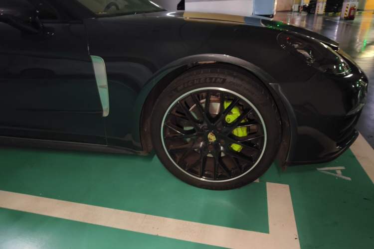 Used Porsche Panamera 2023 Panamera Executive Long Wheelbase 2.9T Right Front Wheel Hub