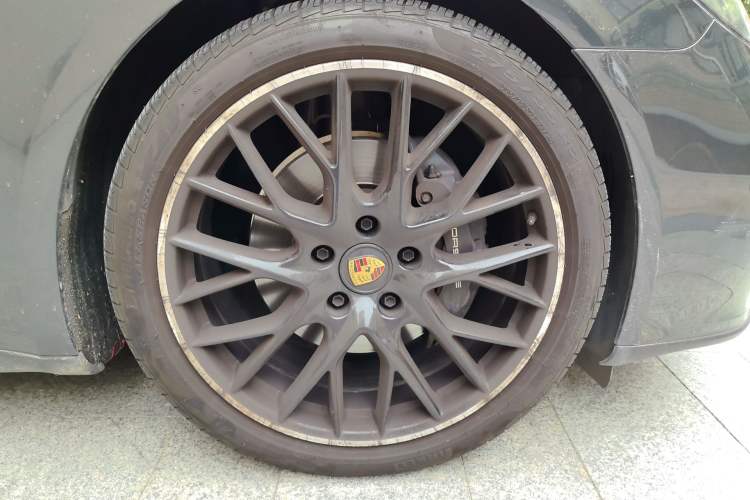 Used Porsche Panamera 2023 Restyled Panamera 4 Executive Extended Platinum Edition 2.9T Right Front Wheel Hub