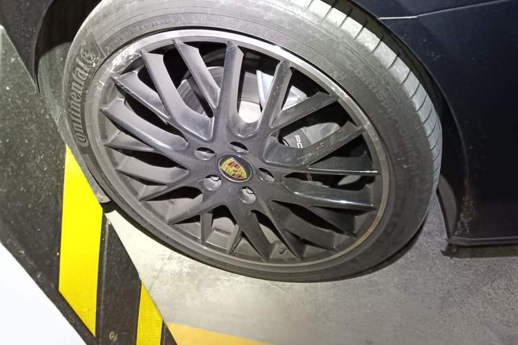 Used Porsche Panamera 2023 Panamera 2.9T Platinum Edition Right Front Wheel Hub