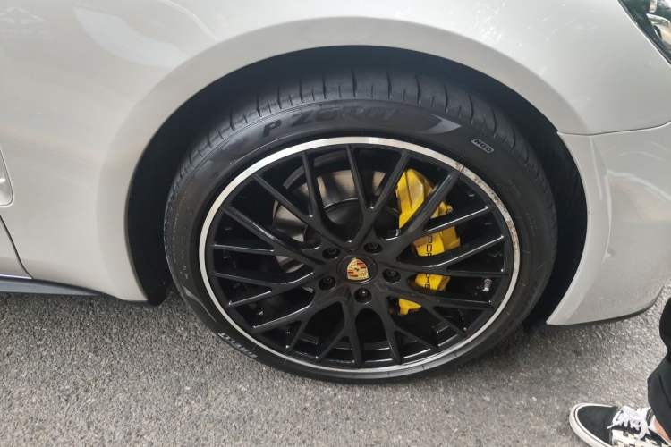 Used Porsche Panamera 2023 Panamera 4 Executive Long Wheelbase 2.9T Right Front Wheel Hub