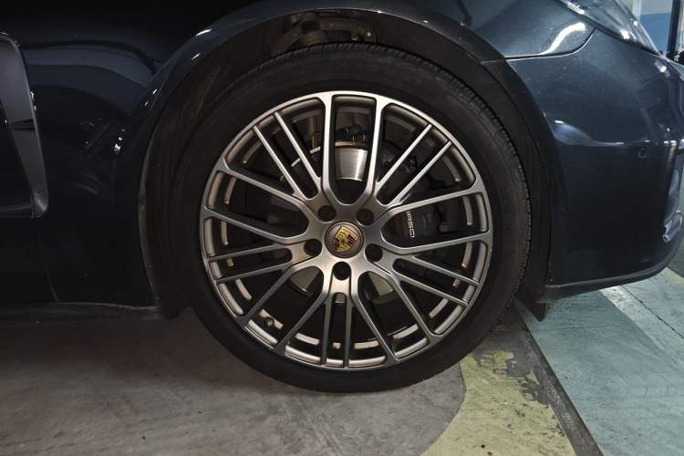 Used Porsche Panamera 2023 Panamera 2.9T Platinum Edition Right Front Wheel Hub