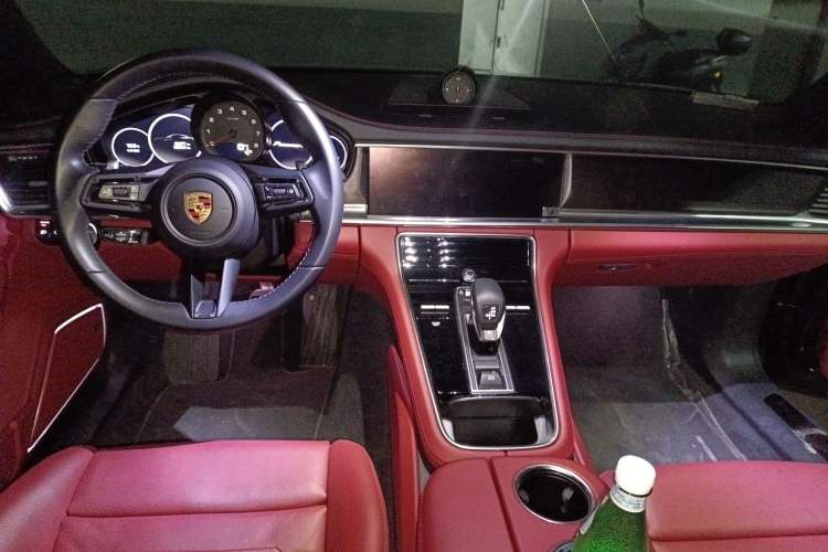 Used Porsche Panamera 2023 Restyled Panamera 4 Executive Extended Platinum Edition 2.9T Center Console
