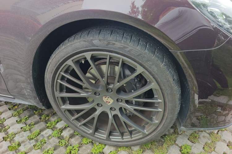 Used Porsche Panamera 2023-Year Restyled Panamera Executive Extended Platinum Edition 2.9T Right Front Wheel Hub