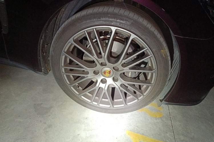 Used Porsche Panamera 2023 Restyled Panamera 4 Executive Extended Platinum Edition 2.9T Right Front Wheel Hub