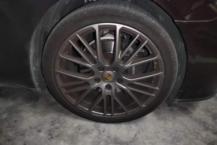 Used Porsche Panamera 2023 Restyled Panamera 4 Executive Extended Platinum Edition 2.9T Right Front Wheel Hub