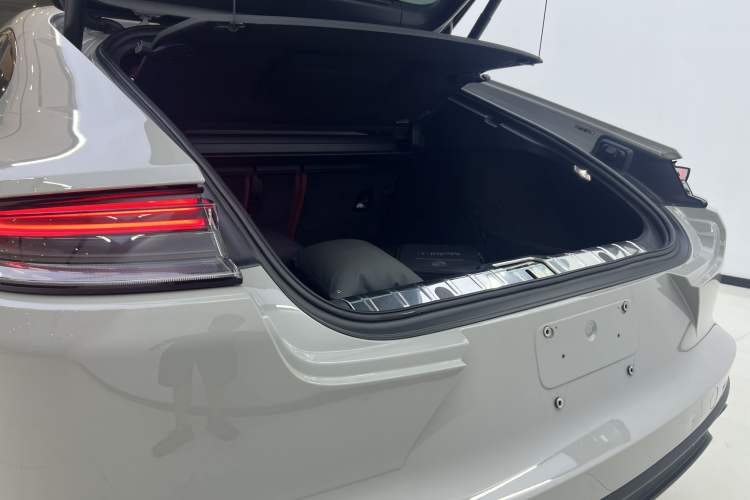 Used Porsche Panamera 2023 Restyled Panamera 4 Executive Extended Platinum Edition 2.9T Interior 8